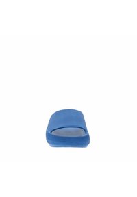 Sandal in blu con tomaia testurizzata e design aperto sulla punta. Presenta una suola piatta e un tessuto a rete traspirante per garantire comfort.
