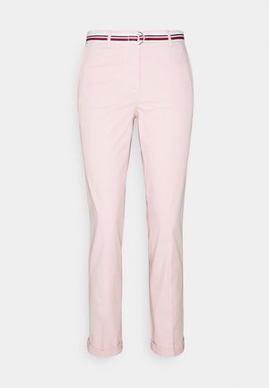 Pantalons roses clairs à coupe droite, dotés d'une ceinture à motifs avec des rayures rouges, blanches et bleues et un détail en boucle métallique.