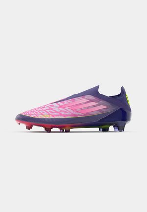 Chaussure de football violette avec un dessus en dégradé rose texturé et une section inférieure lisse. Dispose de crampons moulés pour une meilleure traction.