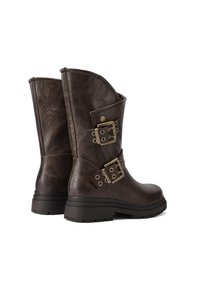 Stivali in finta pelle marrone a metà polpaccio, caratterizzati da due fibbie decorative, una finitura texturizzata e una suola spessa per una maggiore aderenza.