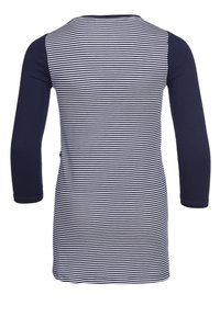 Tmavě modré dlouhé šaty s kulatým výstřihem a horizontálními bílými pruhy na těle, jednobarevnými tmavě modrými rukávy a rovním lemem.