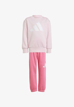 Sweatshirt roz și pantaloni sport asortați, confecționați dintr-un material moale, având un logo alb Adidas pe față și pe piciorul stâng, cu manșete ribelate.
