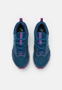 Niebieskie buty sportowe z siateczkowym wierzchem, różowymi akcentami i teksturowaną podeszwą. Posiadają sznurowany design oraz kontrastowy detal z logo.