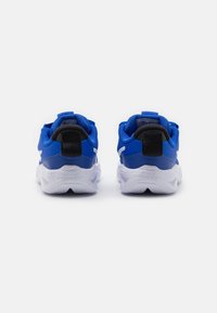 Blaue Netz-Sportschuhe mit schwarzen Akzenten, ausgestattet mit einem gepolsterten Kragen, einer Fersenschlaufe und einer weißen Gummisohle. Text "STAR RUNNER 04" an der Ferse.