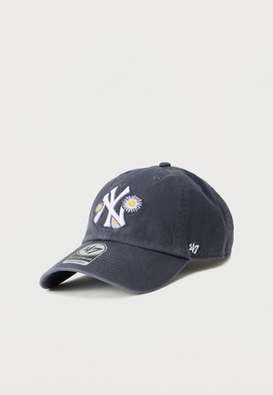 Gorra de béisbol de algodón azul marino con logo de NY bordado y margaritas, visera curvada, correa ajustable y un pequeño logo blanco en el lateral.