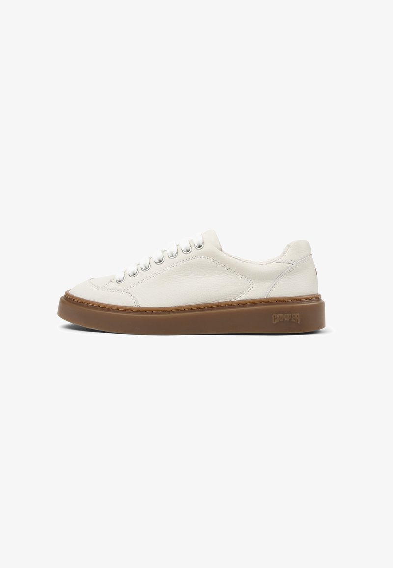 Άσπρο sneaker χαμηλού προφίλ με άσπρα κορδόνια και χοντρή καφέ σόλα, ραφτά διακοσμητικά στοιχεία και λογότυπο "Camper" στο πλάι της σόλας.