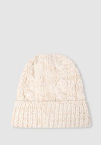 Kremowa dziana czapka beanie z wzorem w warkocze i ściągaczem. Tekstura jest miękka z delikatnymi metalicznymi akcentami.