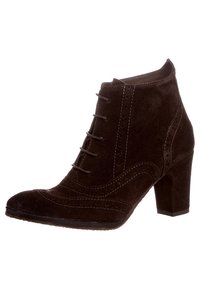 Stivale alla caviglia in suede marrone con punta arrotondata, chiusura con lacci e tacco a blocco. I dettagli delle cuciture lungo i lati esaltano il design.
