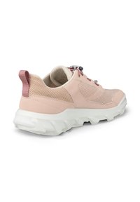Chaussure de sport rose avec une tige texturée, des panneaux en mesh et une semelle blanche épaisse. Comprend une languette à l'arrière et des lacets élastiques.