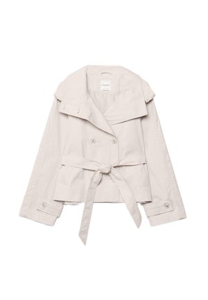 Svetlobéžový krátky trenčkot so širokým golierom, dvojradovými gombíkmi, opaskom na zaväzovanie v páse a zapínanými manžetami na rukávoch.