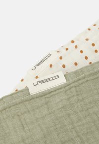 Due panni di mussola di cotone; uno verde oliva, l'altro crema con pois color ruggine. Entrambi presentano un'etichetta con il logo su un bordo.