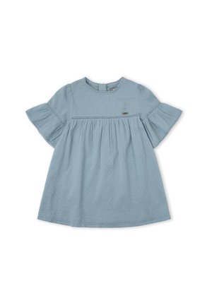 Vestido azul claro para niño pequeño con mangas cortas con volantes, ribete de encaje en el pecho y los bordes de las mangas, y una pequeña etiqueta metálica de la marca en el frente.
