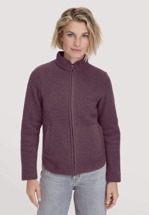 Veste en polaire violette avec un col haut, une fermeture éclair à l'avant et deux poches latérales. Texture lisse et design décontracté.