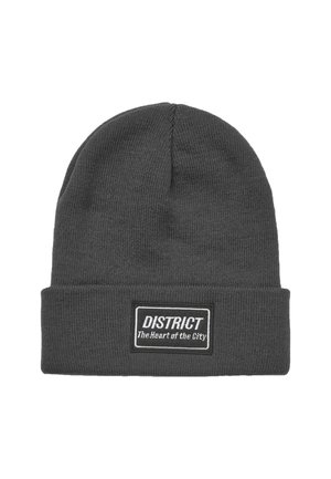 Beanie grigio in maglia con risvolto. Presenta una patch rettangolare con la scritta "DISTRICT" e "The Heart of the City" in testo bianco. Texture morbida.