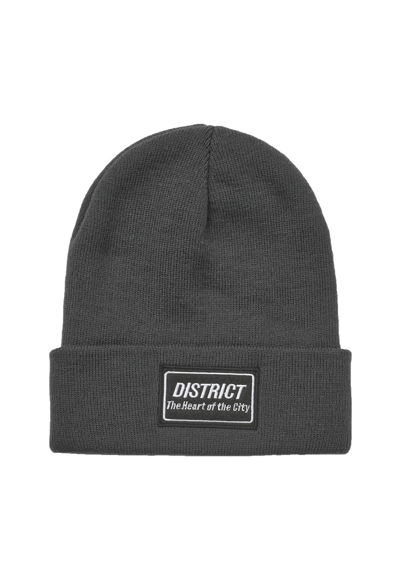 Szara dziana czapka z wywiniętym mankietem. Posiada prostokątną naszywkę z napisem „DISTRICT” oraz „Serce Miasta” w białym kolorze. Miękka tekstura.
