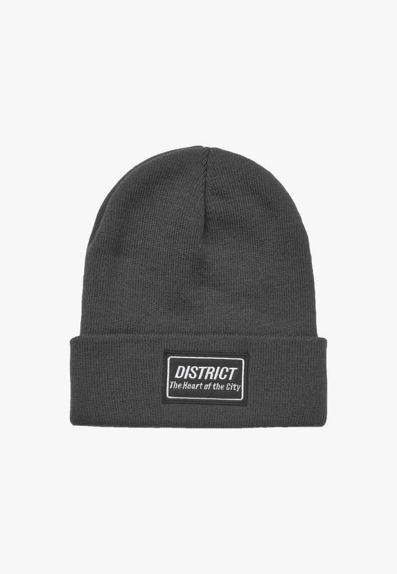 Beanie grigio in maglia con risvolto. Presenta una patch rettangolare con la scritta "DISTRICT" e "The Heart of the City" in testo bianco. Texture morbida.
