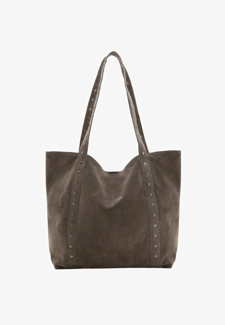 Szara zamszowa torba na ramię z dwiema długimi rączkami oraz dekoracyjnymi ćwiekami wzdłuż boków, charakteryzująca się miękką, teksturowaną powierzchnią i luźnym krojem.