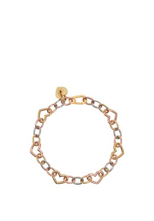 Pulsera de eslabones de metal multicolor con eslabones en forma de corazón y ovalados en dorado, plateado y oro rosa, y un cierre dorado con una pequeña placa redonda.
