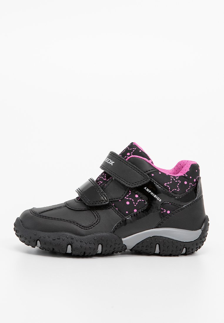 Schwarze Kinderschuhe mit pinkem Sternmuster, zwei verstellbaren Riemen, Gummisohle, verstärkter Zehenkappe und gepolstertem Innenraum. Entworfen für Langlebigkeit.