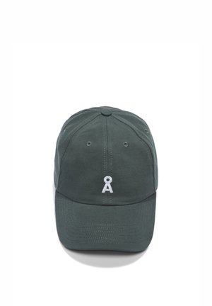 Casquette de baseball vert foncé avec une lettre scandinave Å blanche brodée sur le devant, conception à six panneaux, et œillets de ventilation cousus.