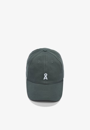 Casquette de baseball vert foncé avec une lettre scandinave Å blanche brodée sur le devant, conception à six panneaux, et œillets de ventilation cousus.