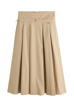Falda plisada beige hasta la rodilla con una cinturilla ancha y un cinturón delgado con dos hebillas plateadas en forma de D.