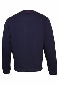 Granatowy sweter crew neck, wykonany z miękkiego bawełnianego materiału, z prążkowanymi mankietami i dolnym brzegiem, z małą trójkolorową metką na plecach, przy dekolcie.