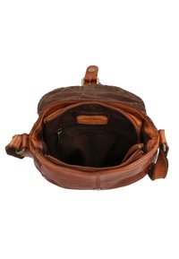Borsa a spalla in pelle marrone con una parte superiore in tessuto testurizzato, tasca interna con zip e tracolla regolabile. Foderata in tessuto scuro, presenta un'etichetta del marchio.