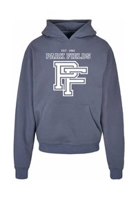 Sötétkék kapucnis pulóver elülső zsebbel, húzható kapucnival, valamint fehér logós szöveggel: "PARK FIELDS EST. 1961" és a "PF" kezdőbetűk középen nyomtatva.