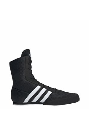 Chaussure de sport noire montante avec les trois bandes blanches Adidas sur le côté et des lacets noirs, présentée de profil sur fond blanc.