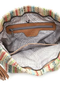 Sac en toile tissé avec des rayures multicolores, des accents en cuir beige et marron, et un intérieur gris comportant une poche zippée et un motif textuel.