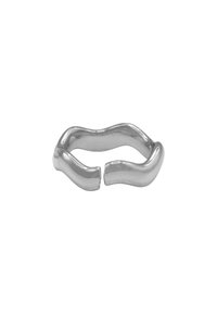 Anello metallico argento con un design ondulato, caratterizzato da un'apertura. La superficie liscia e i bordi arrotondati creano una forma organica.