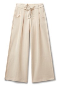 Beige weite Hose mit einem Stoffgürtel, der in der Taille gebunden ist, seitlichen Taschen und dezent vertikal geripptem Muster.