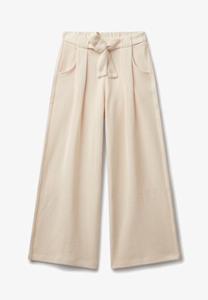 Pantalons larges beige avec une ceinture en tissu nouée à la taille, poches latérales et texture côtelée verticale subtile.