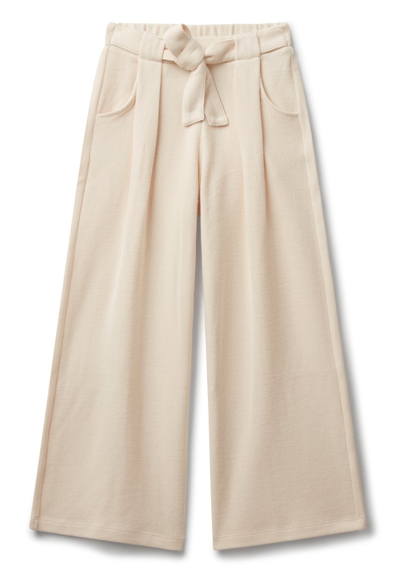 Beige weite Hose mit einem Stoffgürtel, der in der Taille gebunden ist, seitlichen Taschen und dezent vertikal geripptem Muster.