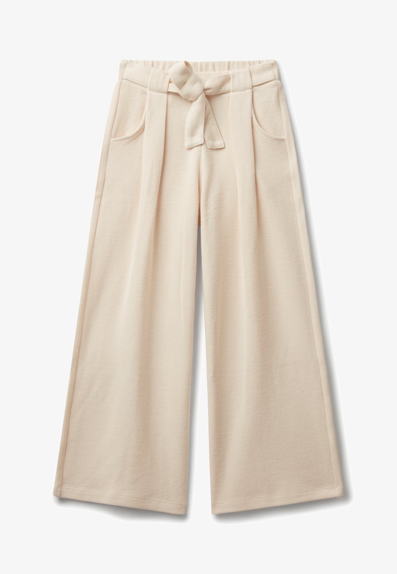 Béžové kalhoty širokého střihu s látkovým páskem uvázaným v pase, bočními kapsami a jemnou vertikální strukturovanou texturou.