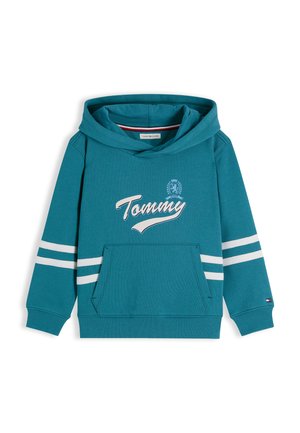 Turkusowa bluza z kapturem z przednią kieszenią, białe paski na rękawach, logo "Tommy" w formie napisu i herb na piersi, prążkowane mankiety oraz mała flaga na lewym nadgarstku.