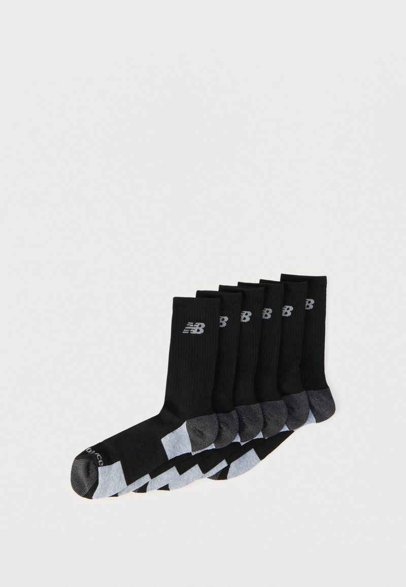 Έξι ζευγάρια μαύρες αθλητικές κάλτσες μέσης με γκρι πτέρνες και μύτες, κάθε μία με λευκό λογότυπο New Balance κοντά στο πάνω μέρος του μανικιού.