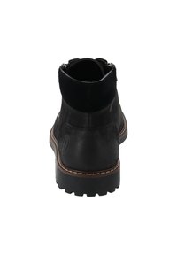 Stivaletti neri in pelle con colletto in suede, dettagli cuciti, suola robusta e logo sul tallone. Mostra un design robusto e informale.