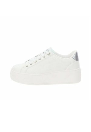 Sneaker bianco in tela testurizzata con una spessa suola bianca, dettagli argentati nel tallone e lacci piatti attraverso sei occhielli metallici.