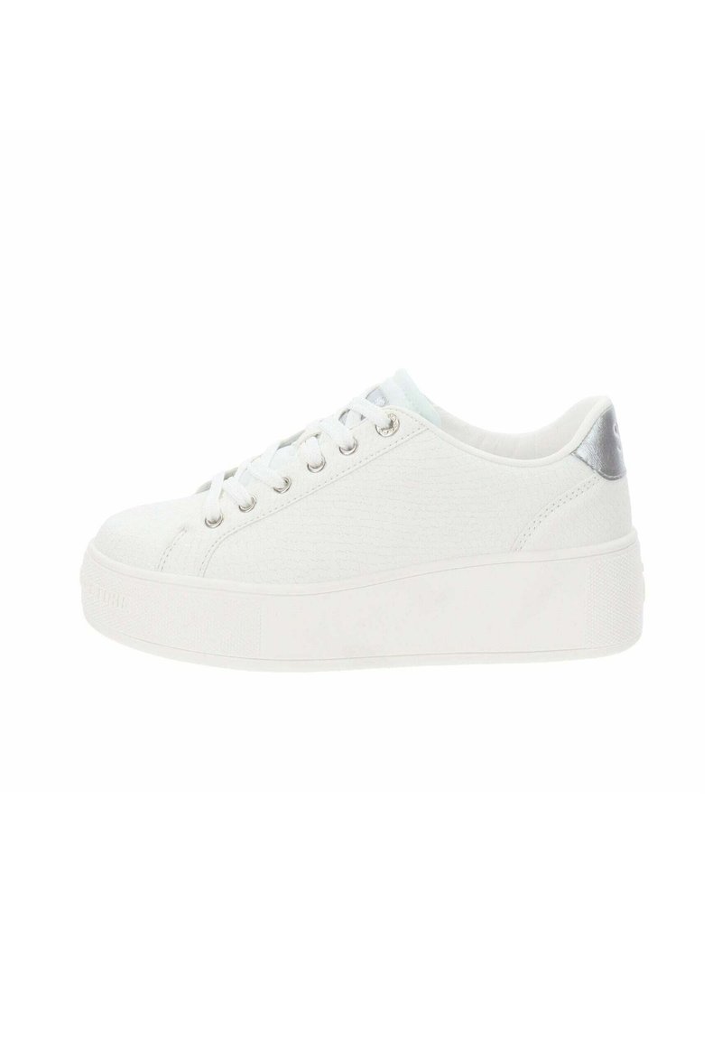 Zapatilla de lona blanca texturizada con una suela blanca gruesa, acentos plateados en el talón y cordones planos a través de seis ojales metálicos.