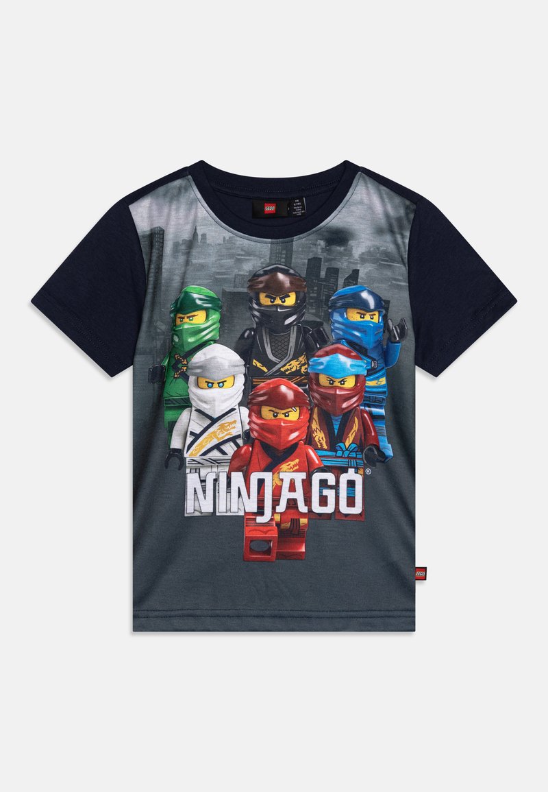 Camiseta de algodón negra y gris con seis personajes de LEGO Ninjago vistiendo trajes coloridos, con el texto "NINJAGO" en la parte inferior.