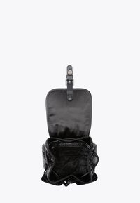 Czarna torebka woreczkowa wykonana z materiału satynowego. Charakteryzuje się miękkim, marszczonym designem oraz magnetycznym zapięciem. Wnętrze wyłożone jest materiałem w wzory.