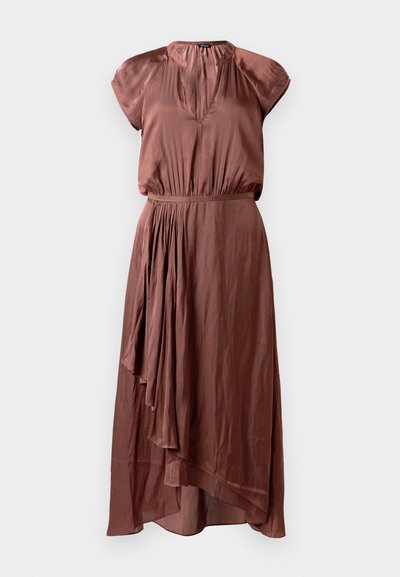 Robe midi marron en tissu lisse, avec des manches courtes en forme de cap, une taille plissée et un ourlet asymétrique au design fluide.