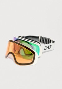 Due paia di occhiali da sci riflettenti con montature bianche e fascia elastica bianca e nera a righe con etichetta EA7.