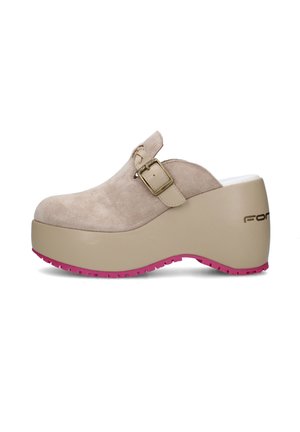 Zoccolo beige in suede con plateau, suola spessa, cinturino regolabile con fibbia e suola esterna in gomma rosa.
