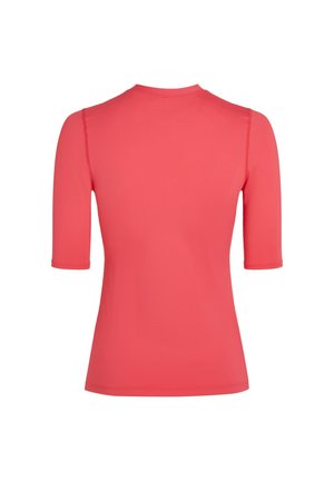 Top scurt, de culoare corai, dintr-un material ușor, cu guler rotund. Textură netedă, design simplu și fără modele sau embellishements vizibile.
