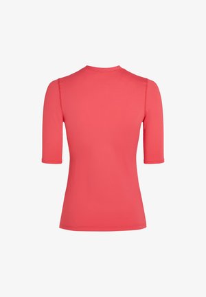 Top scurt, de culoare corai, dintr-un material ușor, cu guler rotund. Textură netedă, design simplu și fără modele sau embellishements vizibile.