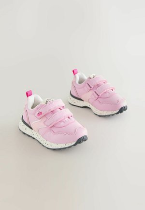 Rožiniai sportbačiai su dviem lipdukais Velcro, dryžuota balta vidurinė pada, juodas gumos padas ir mažas ryškiai rožinis kilpelės dirželis kulne.