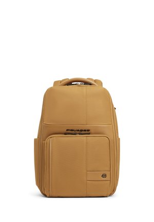 Beiger strukturierter Rucksack mit mehreren Reißverschlussfächern und einem oberen Griff, entworfen für den täglichen Gebrauch oder Reisen.